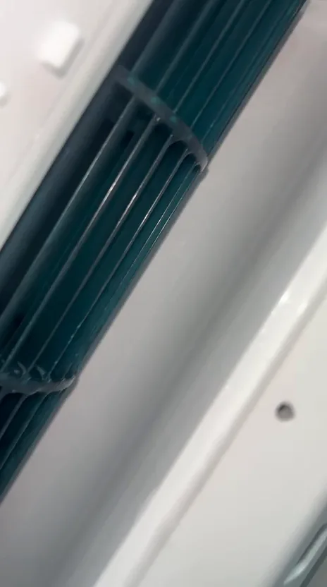 Vídeo curto de uma serpentina de evaporador limpa após manutenção.